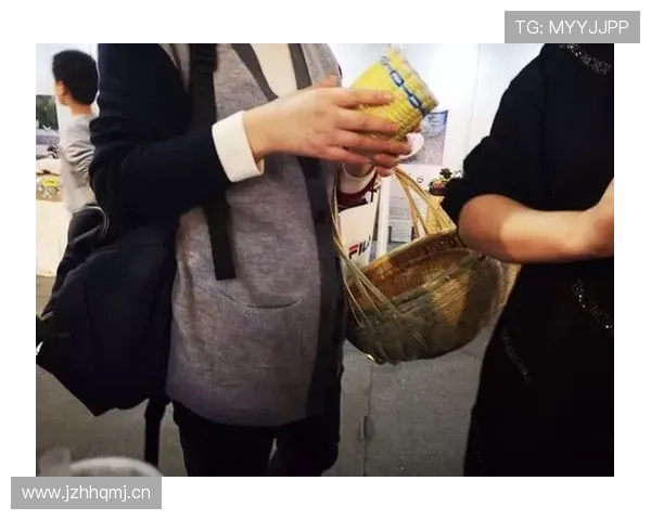 徐灿披着冠军外套回小区，手里拎着塑料菜篮子，楼下阿姨都愣住了