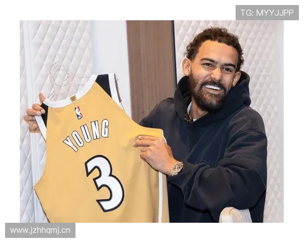 炸鸡店排队碰到特雷·杨，邻居一脸懵，手腕那块表把人分成两个世界